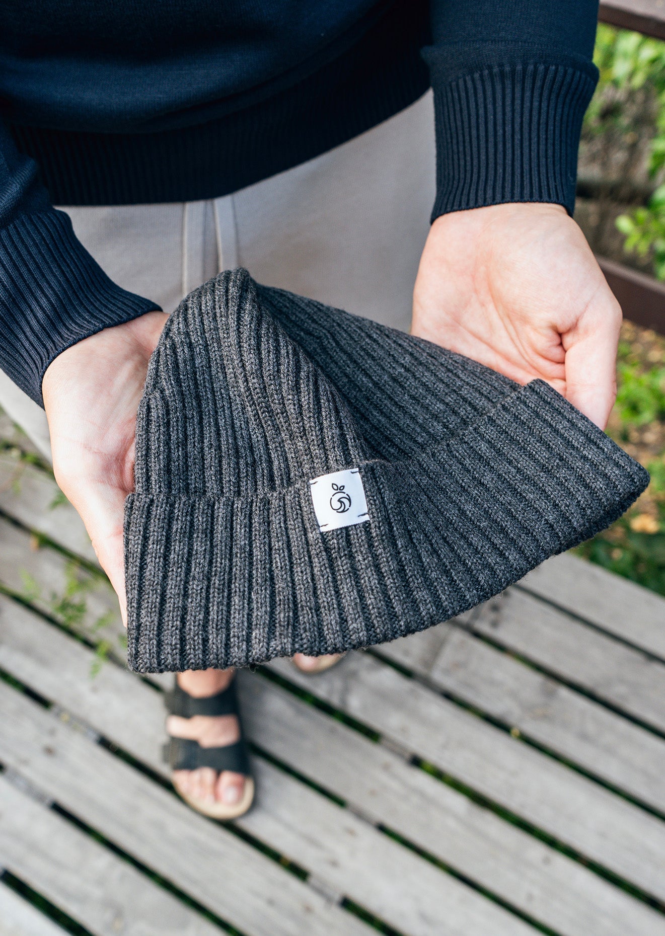 Person holding a Unisex Brooklyn Beanie in dark gray (basalt)