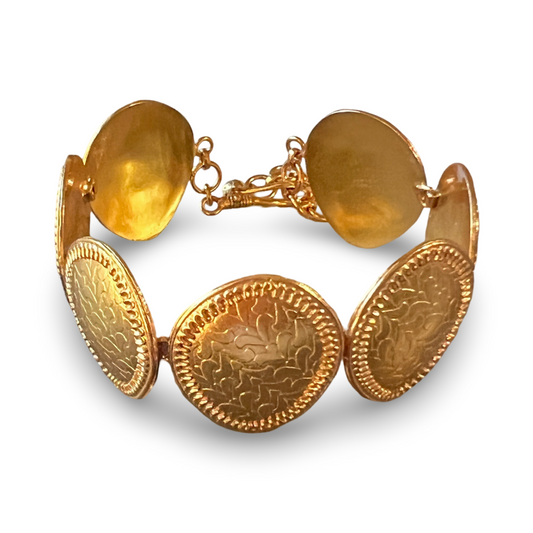 Gold bracelet with leaflet design.