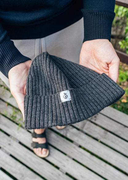 Person holding a Unisex Brooklyn Beanie in dark gray (basalt)