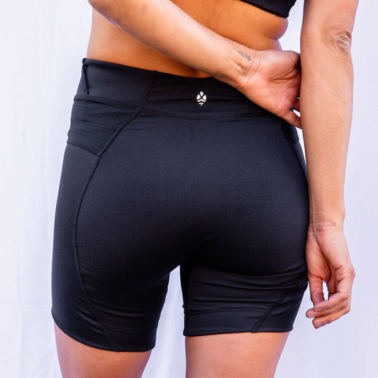 Back closup view of toura short on model.